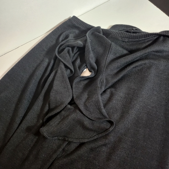 GAP NWT women' size Medium open shoulder ruffle long sleeves black shirt. - Picture 5 of 6